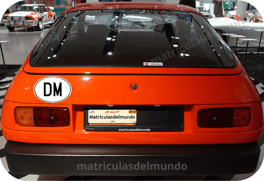Porsche color rojo con código DM de Dominica