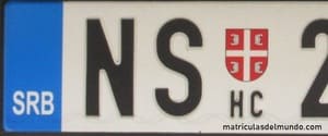 Matrícula de coche de Serbia con escudo nacional