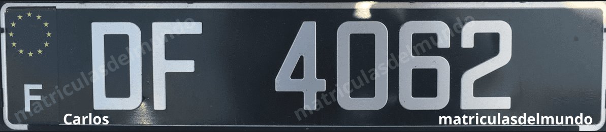 Matricula militar negra de Francia con pegatina negra