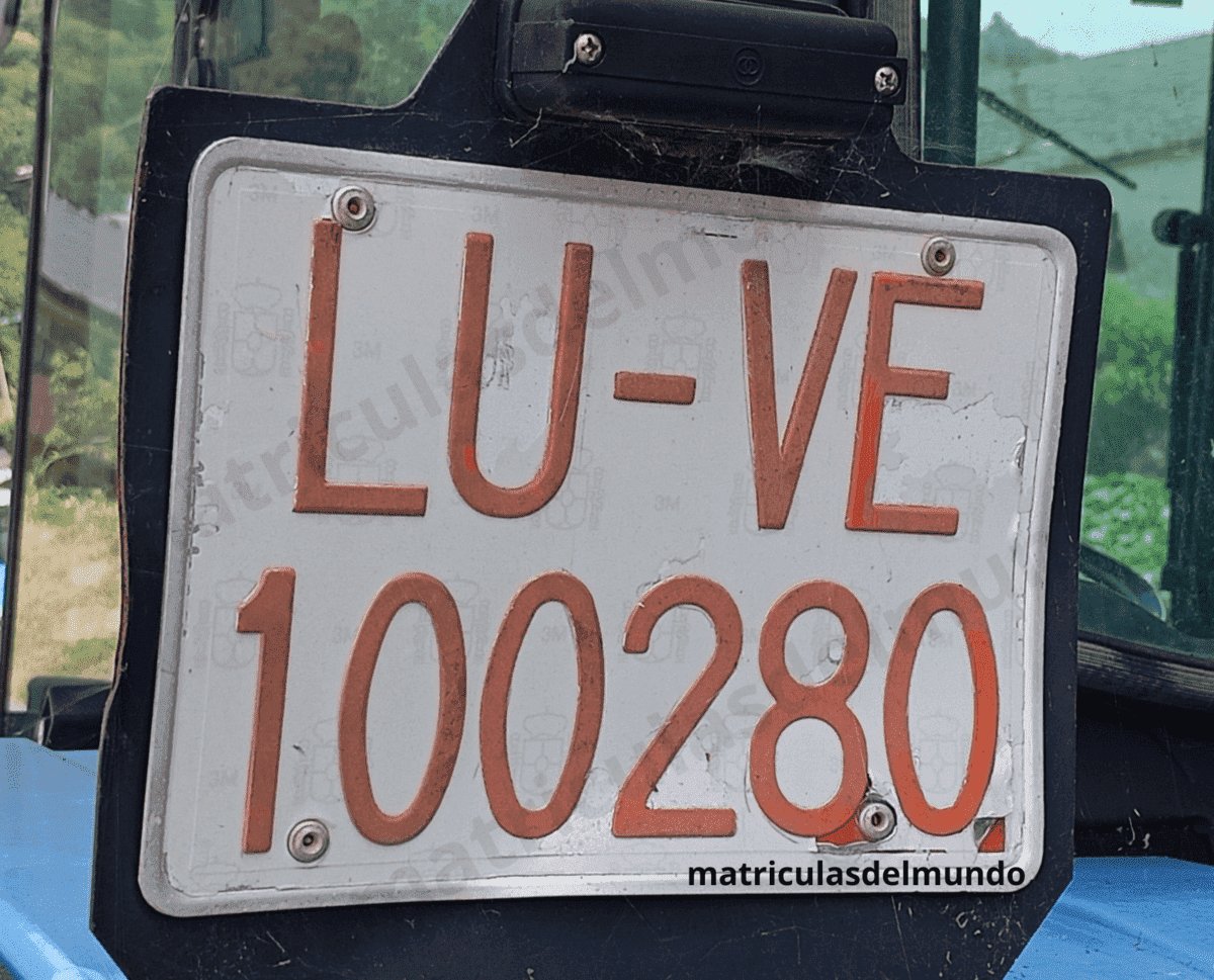Matricula española de color rojo para vehículo especial