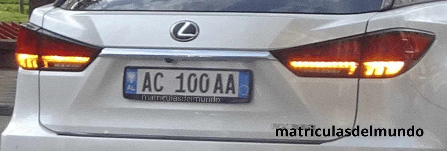 Lexus blanco con matrícula de Albania comenzando por letras AC