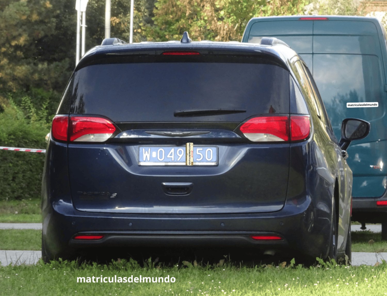 Minivan americano Chrysler Pacifica azul con matrícula diplomática de Polonia