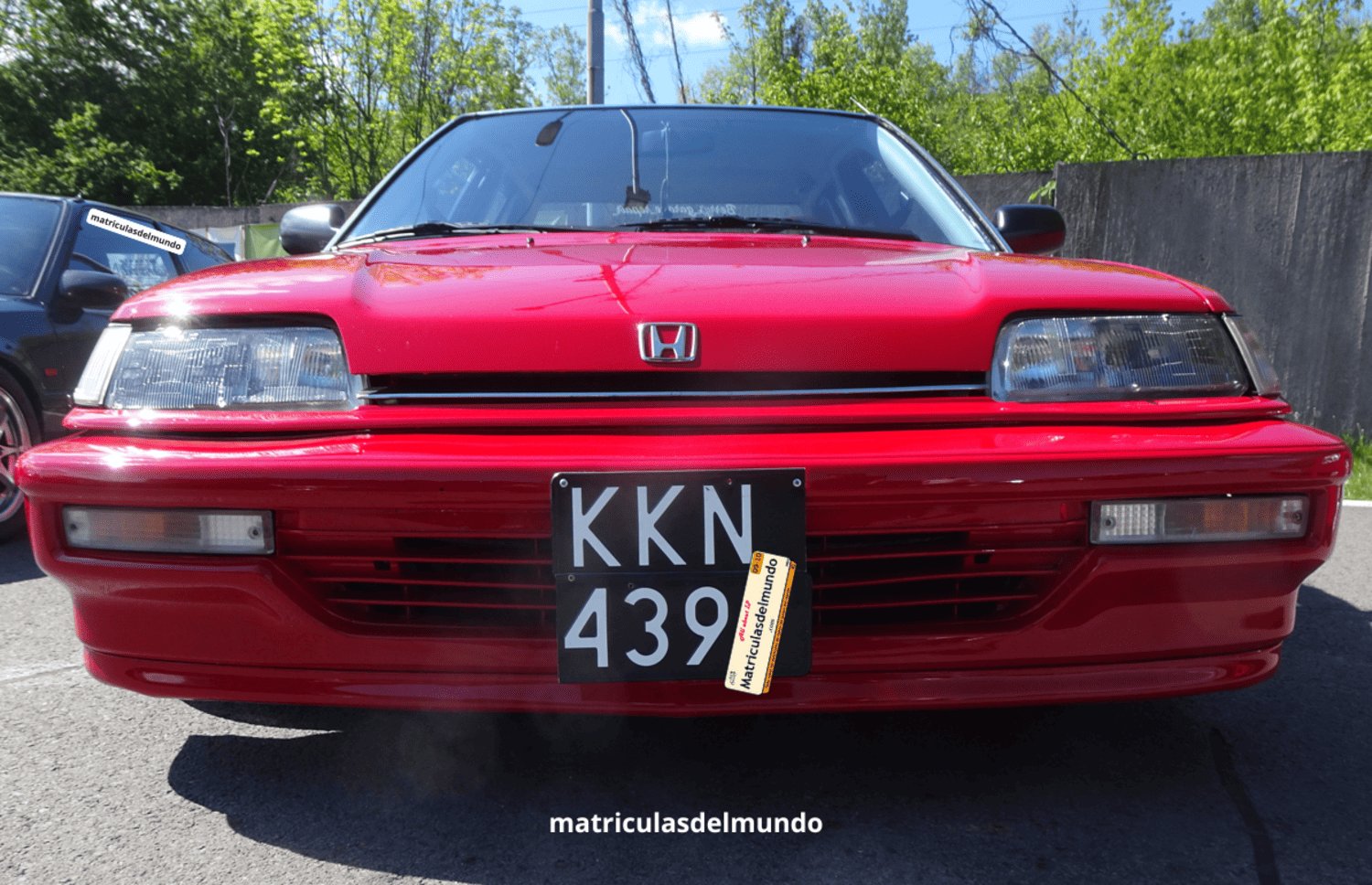 Honda Civic de cuarta generación de color rojo y matrícula polaca aparcado delante de algunos árboles
