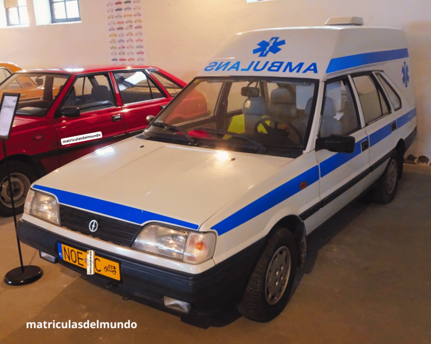 Antigua ambulancia polaca en un FSO Polonez Cargo estacionada en un museo de coches y con matrícula NOE