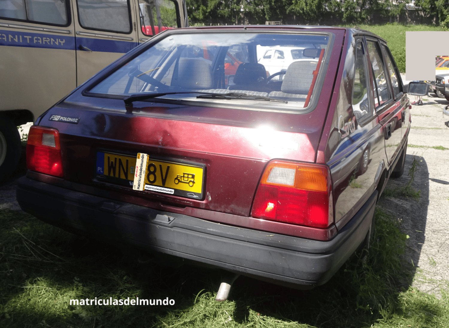 Coche antiguo Polonez Caro granate con matrícula vehicular amarilla de vehículo histórico polaco con un coche dibujado aparcado en un museo de automóviles