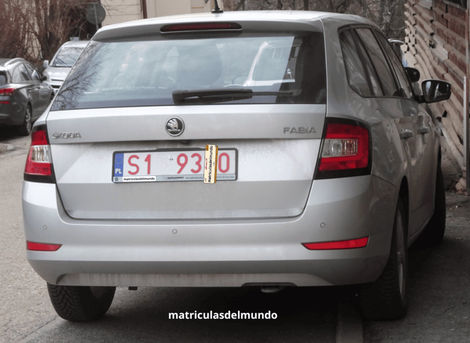 Skoda Fabia combi de tercera generación gris aparcado en una calle de Polonia con matrícula temporal y letra S1 930