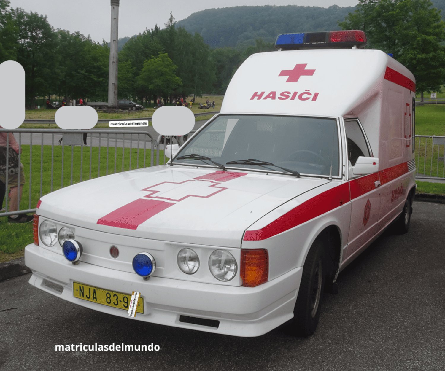 Tatra 613-SV dando soporte al servicio de bomberos del ayuntamiento de Kopřivnice y con matrícula de vehículo comercial antigua de República checa amarilla con letras NJ