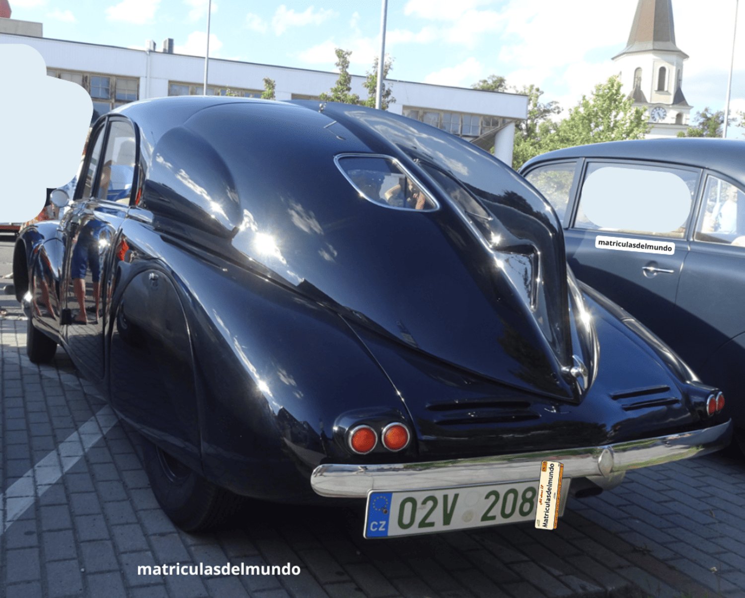 Parte trasera de un clásico Tatra 87de color azul oscuro y matrícula color verde histórico con número 02