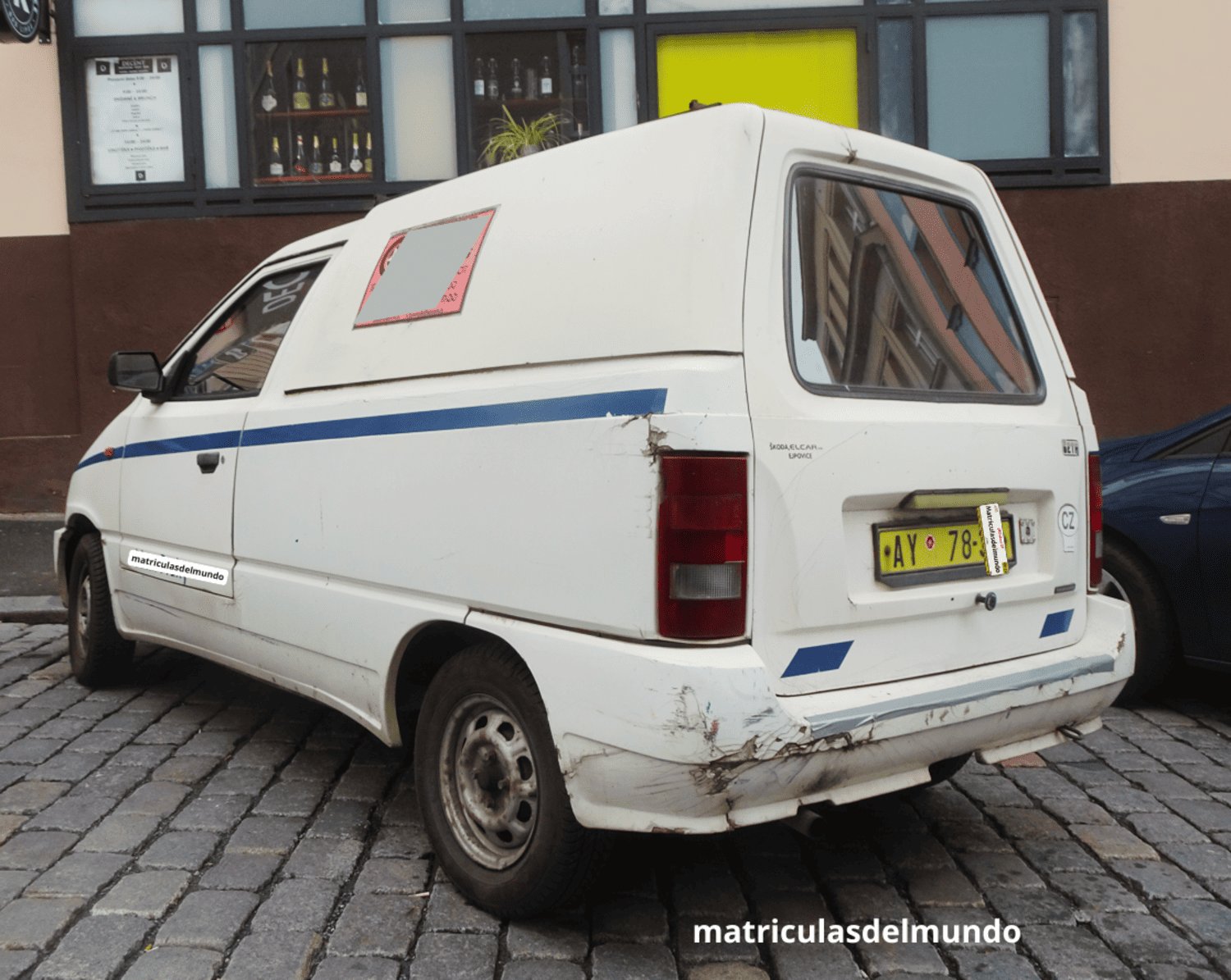 Tatra (Škoda) Beta versión furgoneta pequeña eléctrica de color blanco y con matrícula amarilla de tamaño reducido para vehículo comercial de Praga