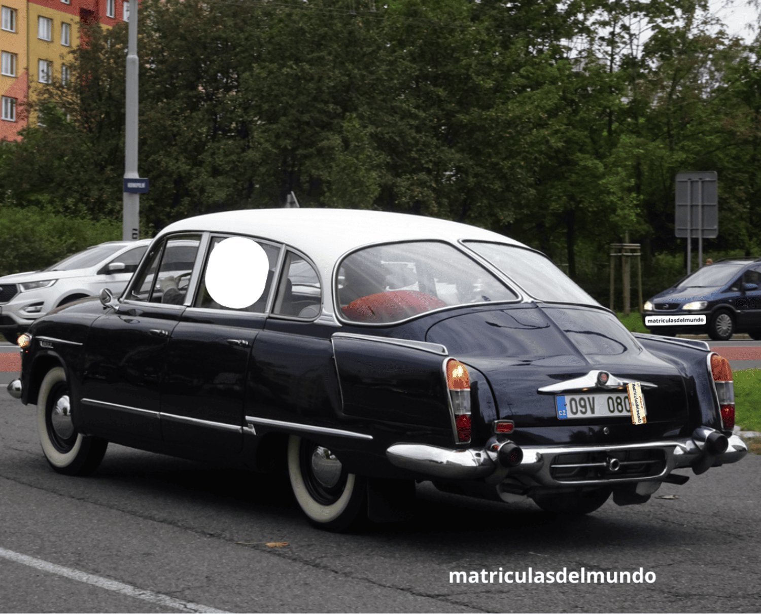 Tatra 603 negro veterano y clásico con matrícula de vehículo histórico de la región de Olomouc de República Checa circulando por una vía pública de Ostrava
