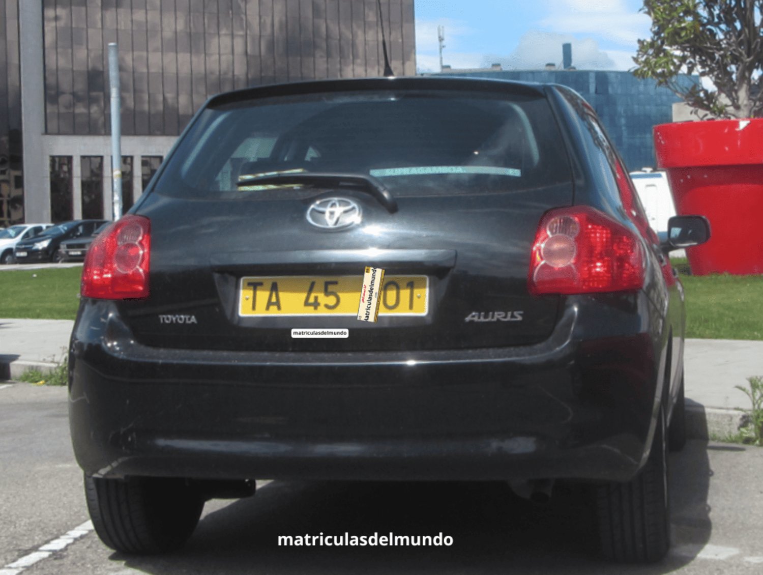 Parte trasera de coche Toyota Auris negro con matrícula de técnico administrativo y con letras TA