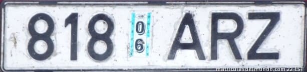 Matrícula de coche de Estonia del sistema actual anterior a la eurobanda y con pegatina