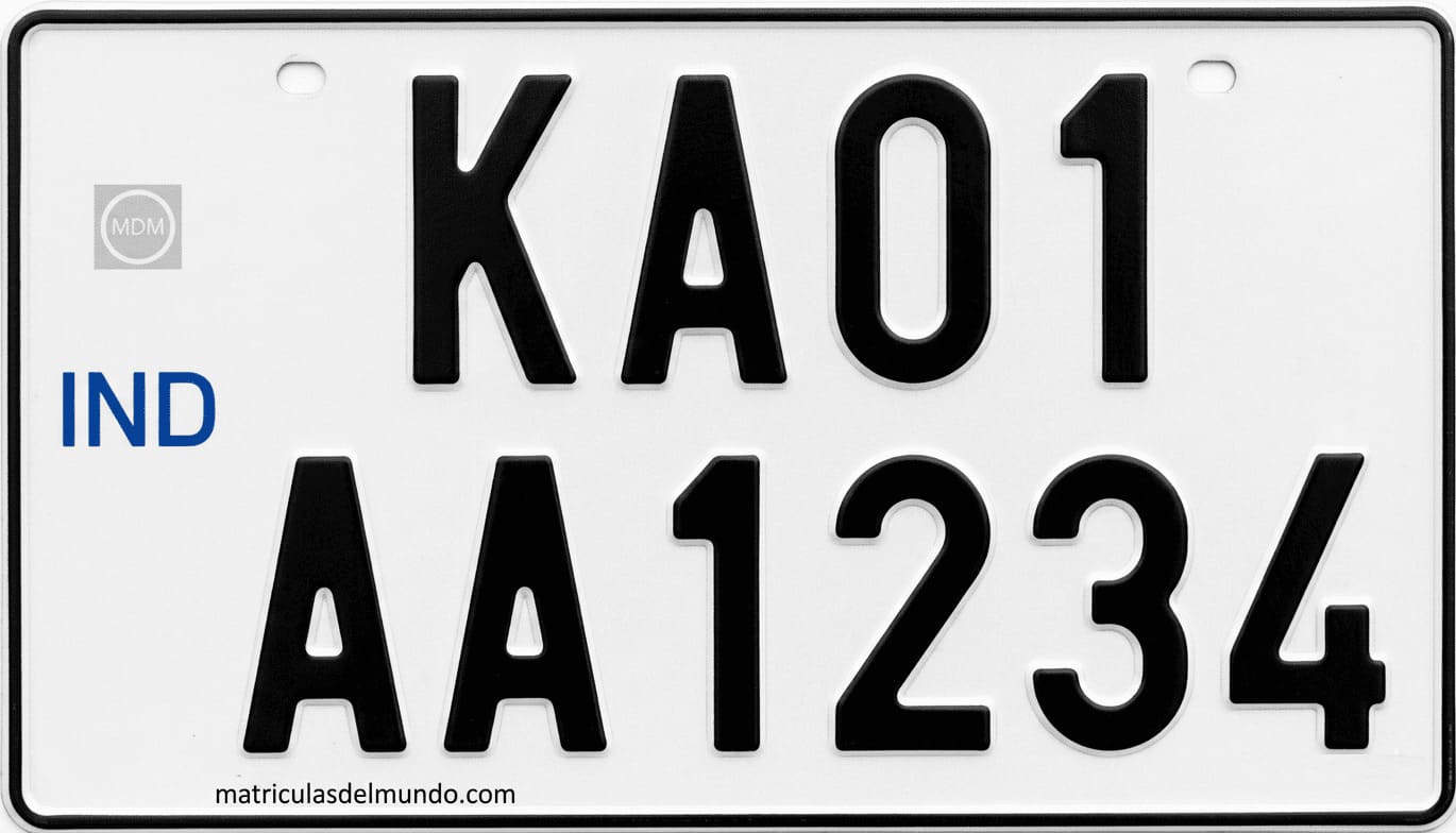 Matrícula india de motocicleta con código KA01 en fondo blanco