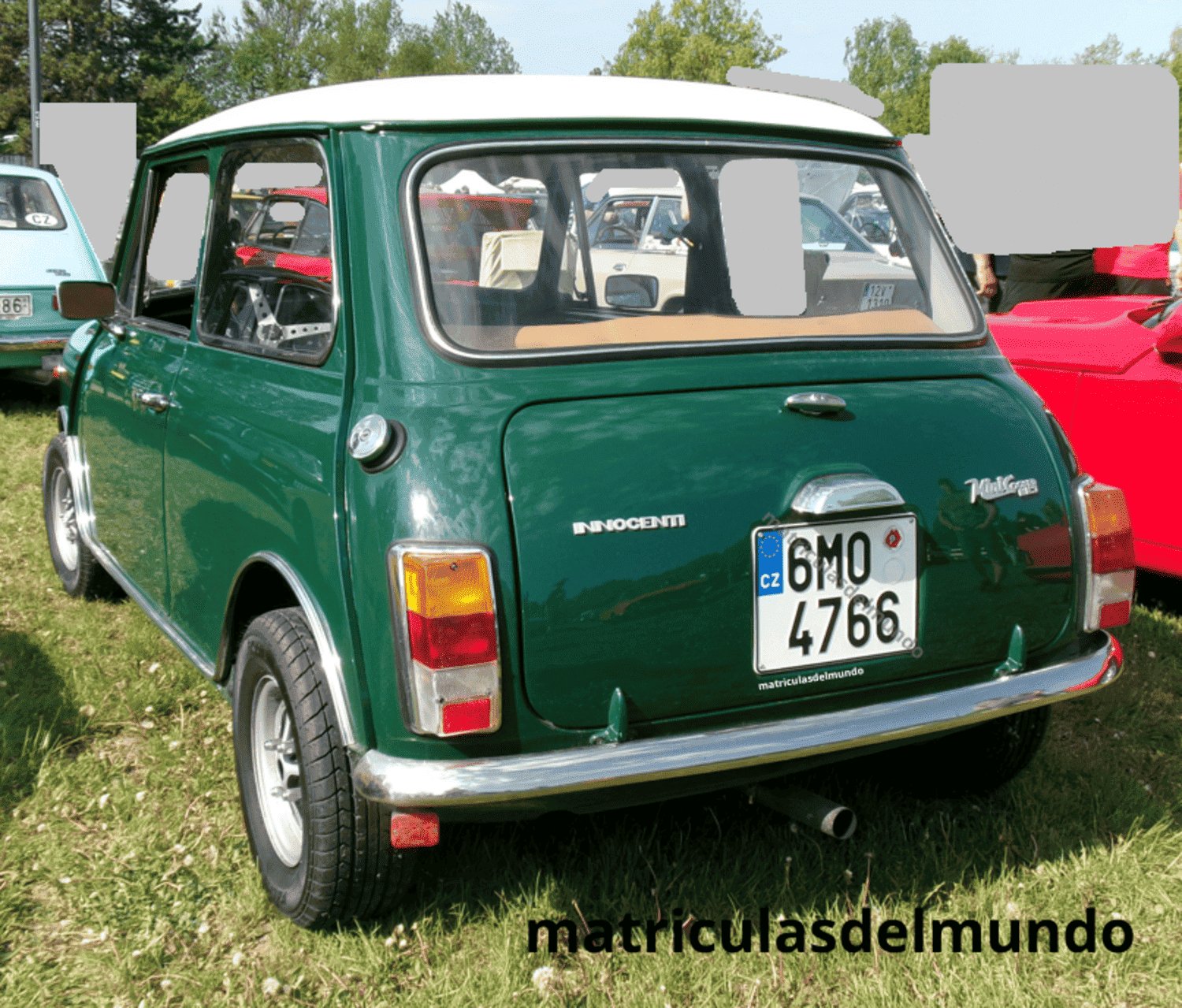 Coche Mini Cooper Innocenti histórico con matrícula checa cuadrada de color verde
