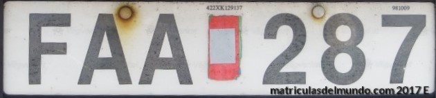 Matrícula de coche de Suecia con pegatina actual