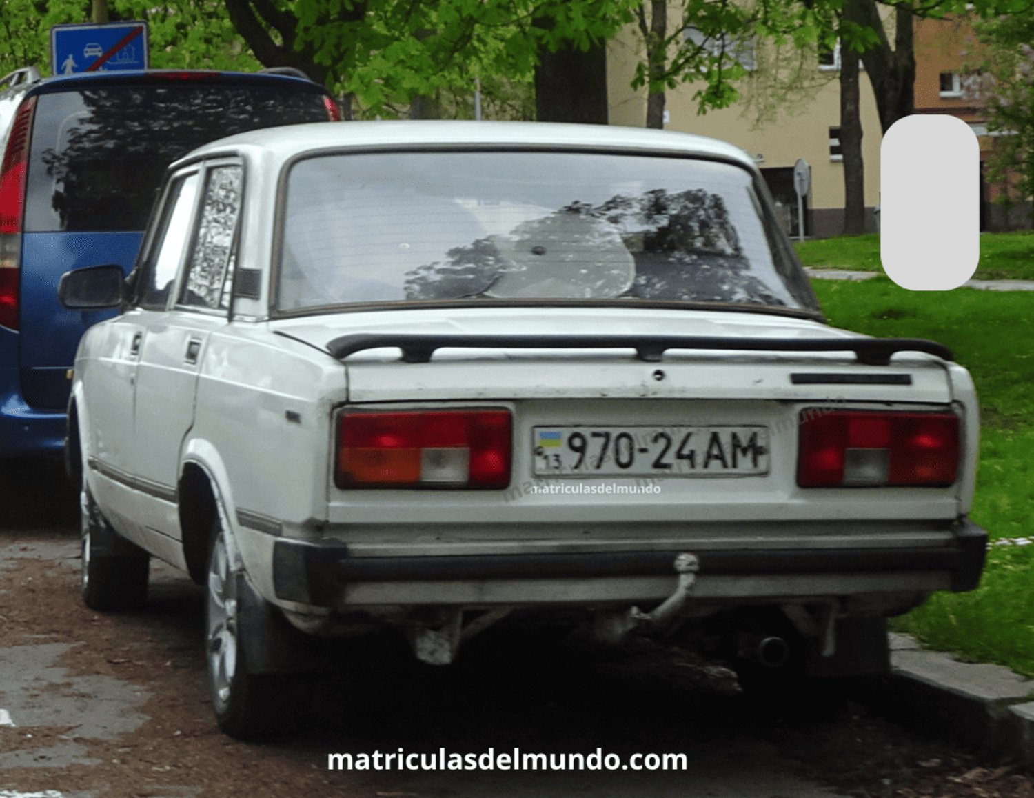 Ejemplo de matrícula ordinaria antigua de Ucrania en un Lada 2107