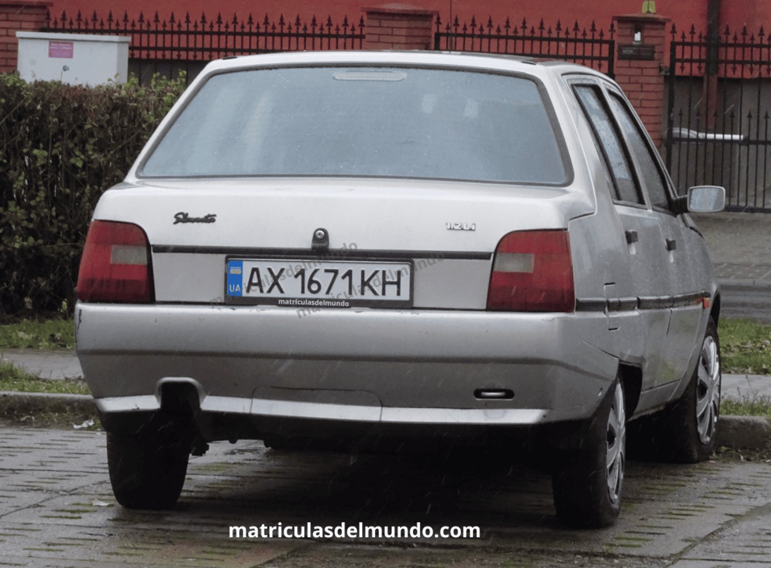 Ejemplo de coche actual de Ucrania en un ZAZ 1103