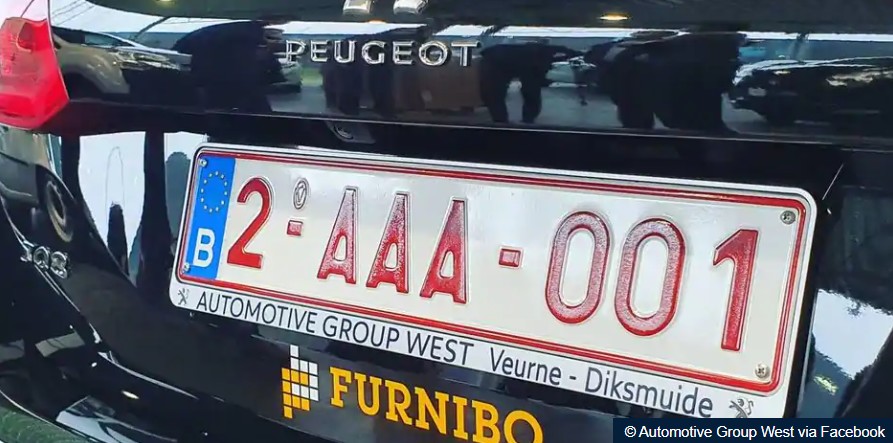 Matrícula de coche de Bélgica 2AAA001. Primera de serie con letras rojas