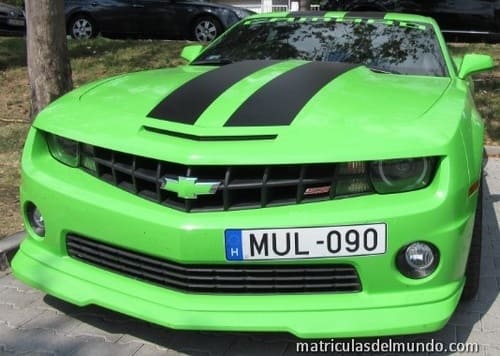 Chevrolet Camaro verde pistacho chillón con matrícula de Hungría MUL