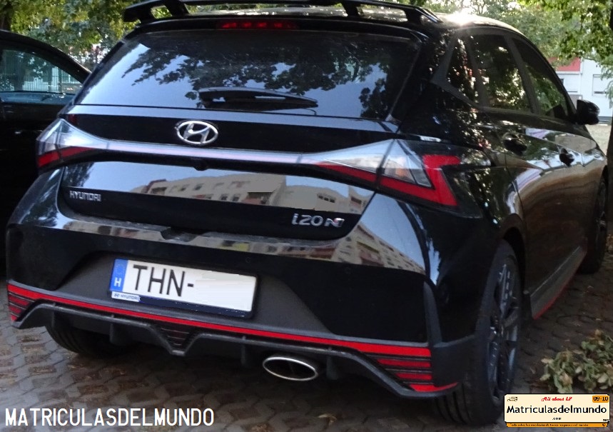 Hyundai i20N deportivo de color negro con matrícula de Hungría del sistema anterior con letras THN previo al cambio de sistema