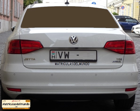 Volkswagen Jetta TDI blanco con matrícula personalizada de Hungría VW y bandera en la parte izquierda y letra H