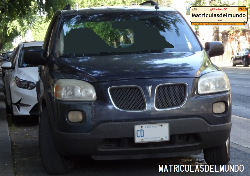 Pontiac de color azul con matrícula de Ontario, Canadá, en una de las calles del centro de Budapest, en Hungría, y con letras CD