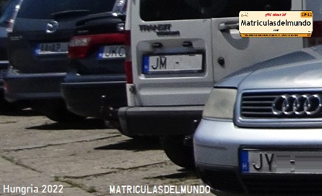 Matrículas de coche de Hungría del nuevo y del viejo sistema de viaje en la ciudad de Gyor, al norte del país