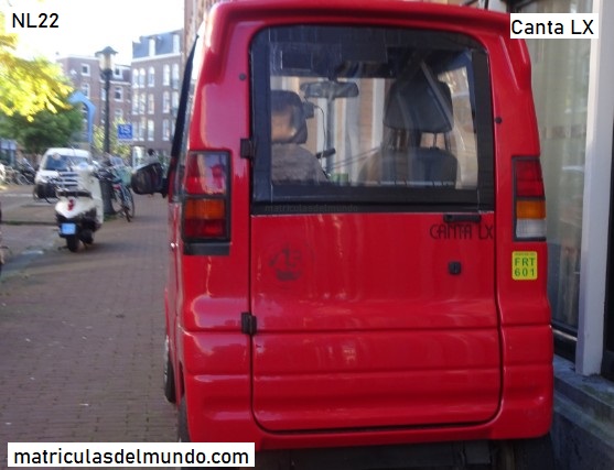 Canta LX rojo con matrícula para persona de movilidad reducida en una acera de Ámsterdam