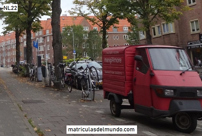 Calle de Ámsterdam con una moto Piaggio roja