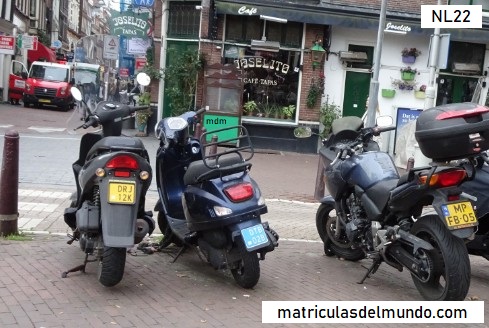 Motocicletas y ciclomotores aparcados en una calle del centro de Amsterdam