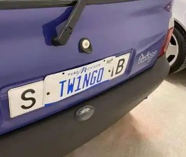 Renault Twingo con matrícula de Santander y de Michigan.