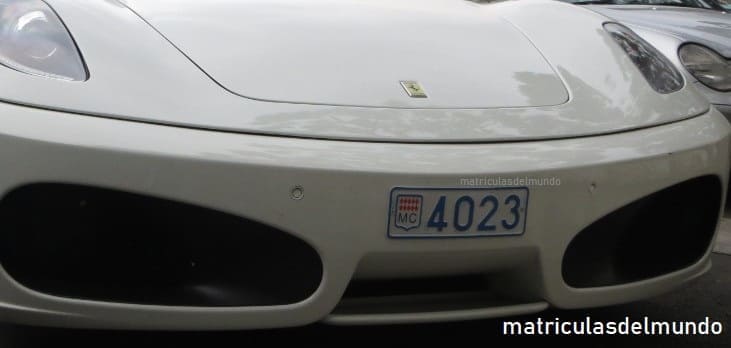 Ferrari blanco con matrícula de Mónaco