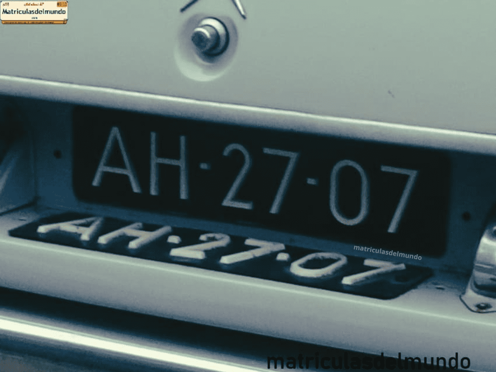 Doble matrícula en Citroen DS Break de Holanda con el antiguo sistema de color negro