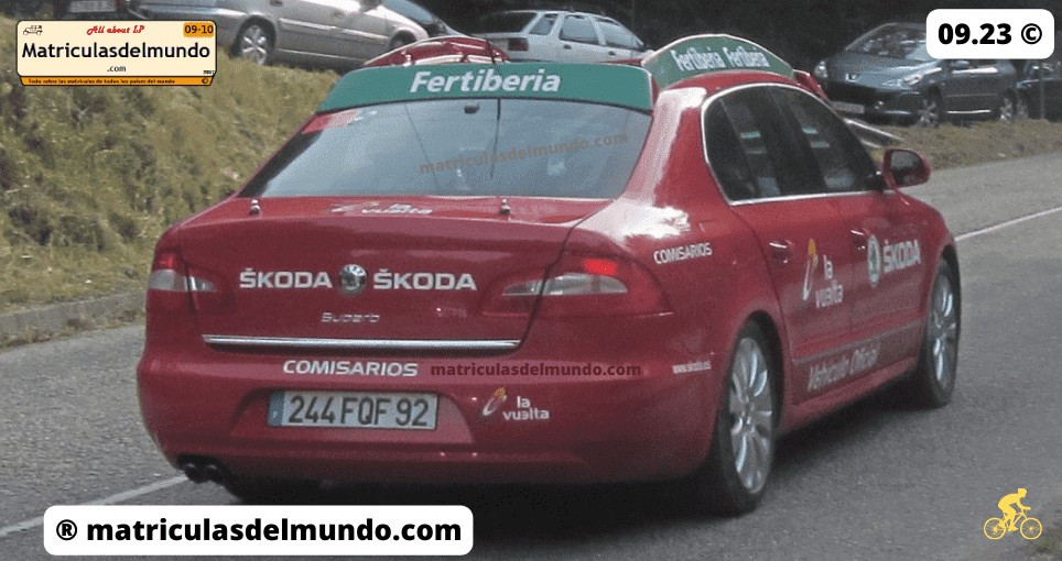 Skoda Superb rojo con matrícula francesa en la Vuelta a España
