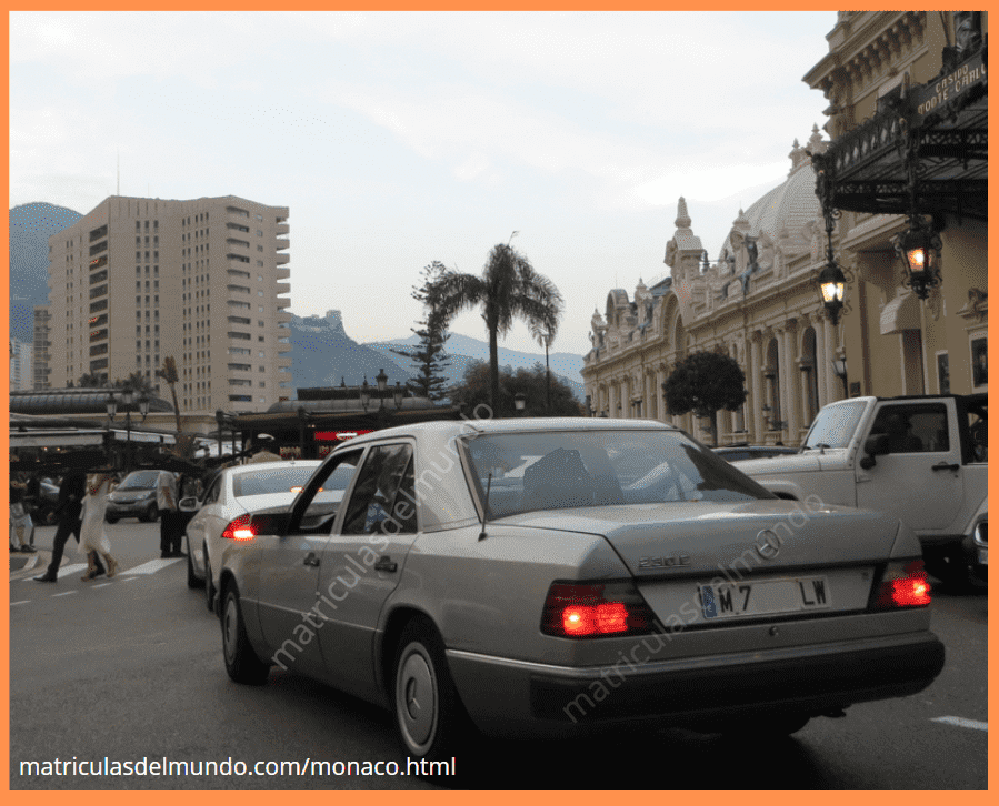 Mercedes Benz con matrícula antigua de Madrid en el centro de Mónaco