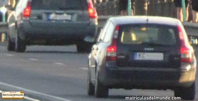 Dos Volvo con matrícula de Letonia circulando por una calle del centro de Riga
