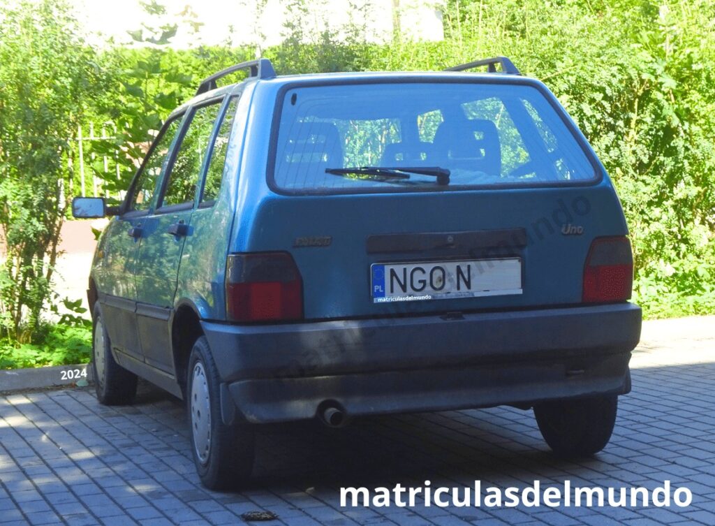 Fiat Uno azul con matrícula polaca con el nuevo código NGO que identifica a Goldap, junto a la frontera con Kaliningrado