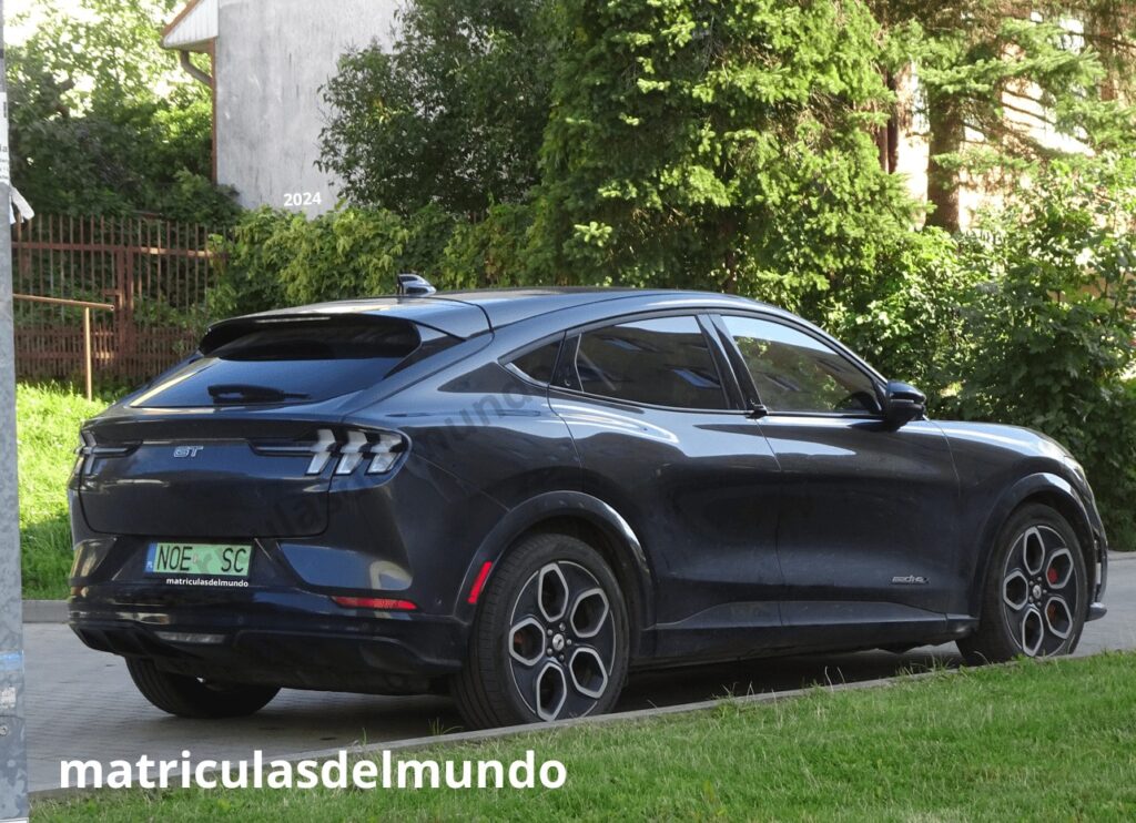 Ford Mustang Mach-E azul con matrícula nueva NOE de vehículo eléctrico de Olecko
