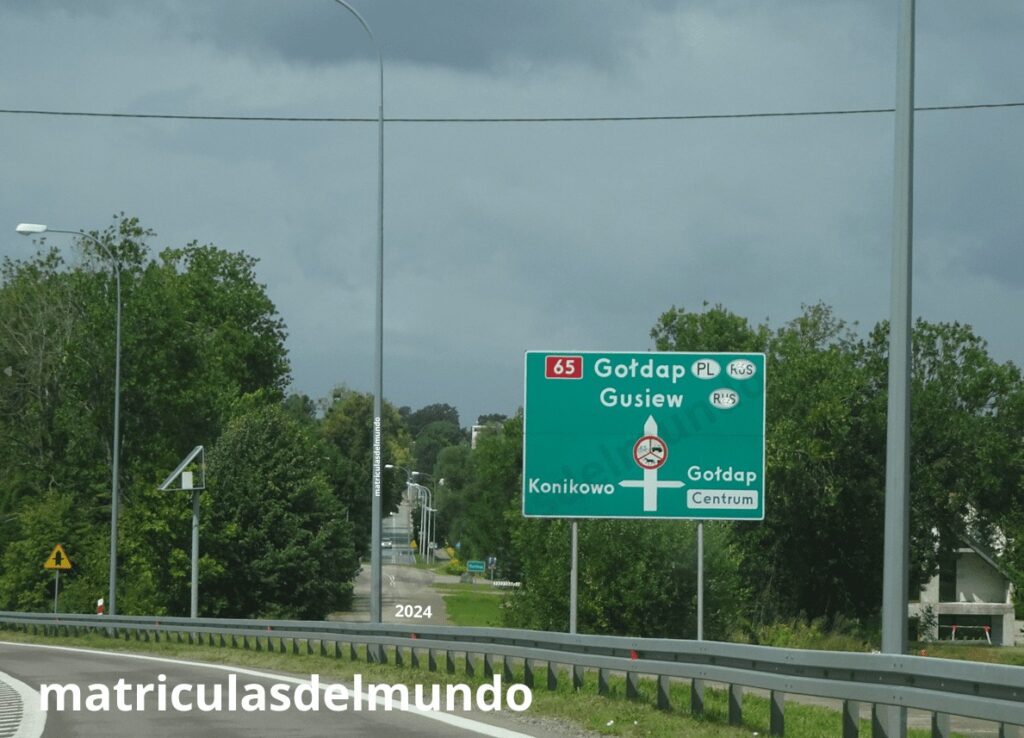 Cartel de entrada a Goldap en la zona noreste de Polonia en el Corredor de Suwalki