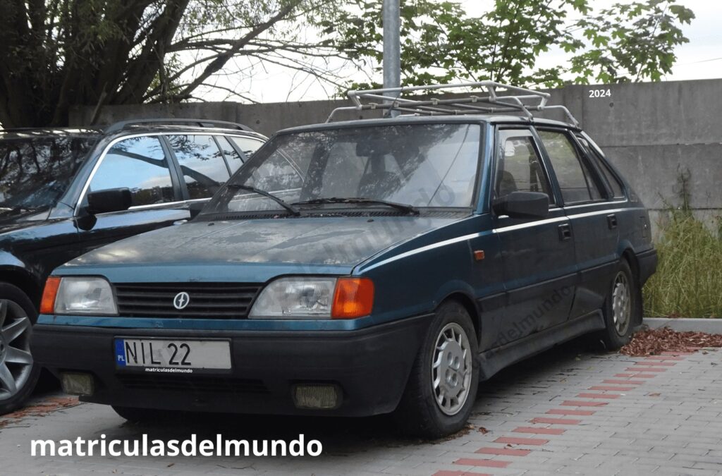 Polonez Caro con matrícula de Polonia NIL aparcado en una calle con bacas y con el emblema de FSO visible