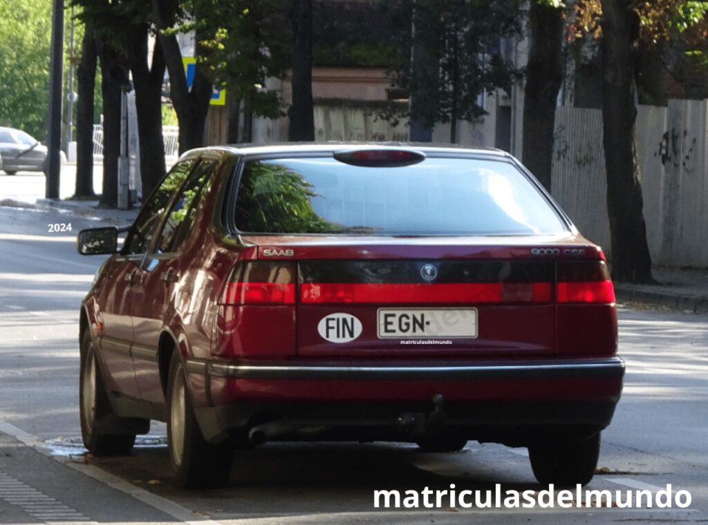 Saab 9000 granate con matrícula antigua de Finlandia y con el código de reconocimiento internacional FIN