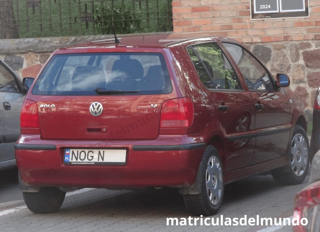 Volkswagen Polo granate con matrícula de la región Olecko-Gołdap utilizada entre el año 2000 y 2001