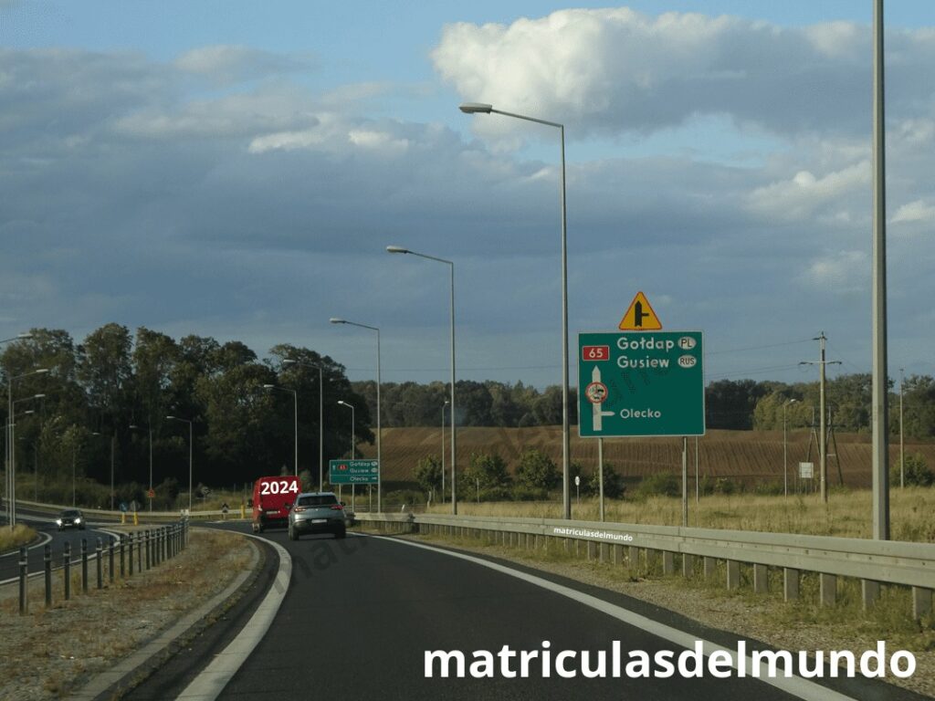 Fotografía propia tomada en las afueras de la ciudad de Olecko en el que se puede ver un cartel con la indicación de Gusiew, dentro de Kaliningrado