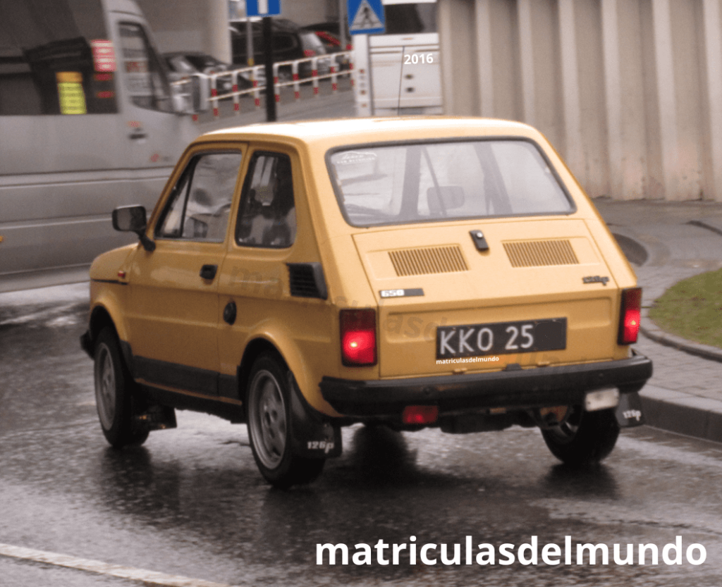 Polski Fiat 126p con matrícula negra de Polonia
