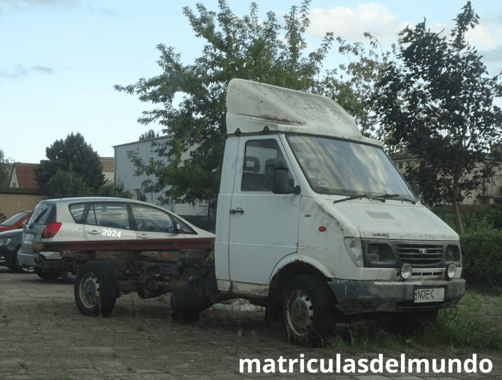 Furgoneta Daewoo Lublin con matrícula de Olecko con código NOE y todavía con bandera