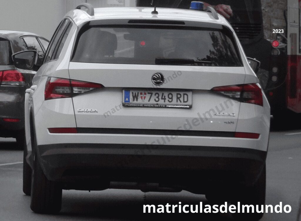 Skoda blanco con matrícula especial de Viena para servicio de ambulancias