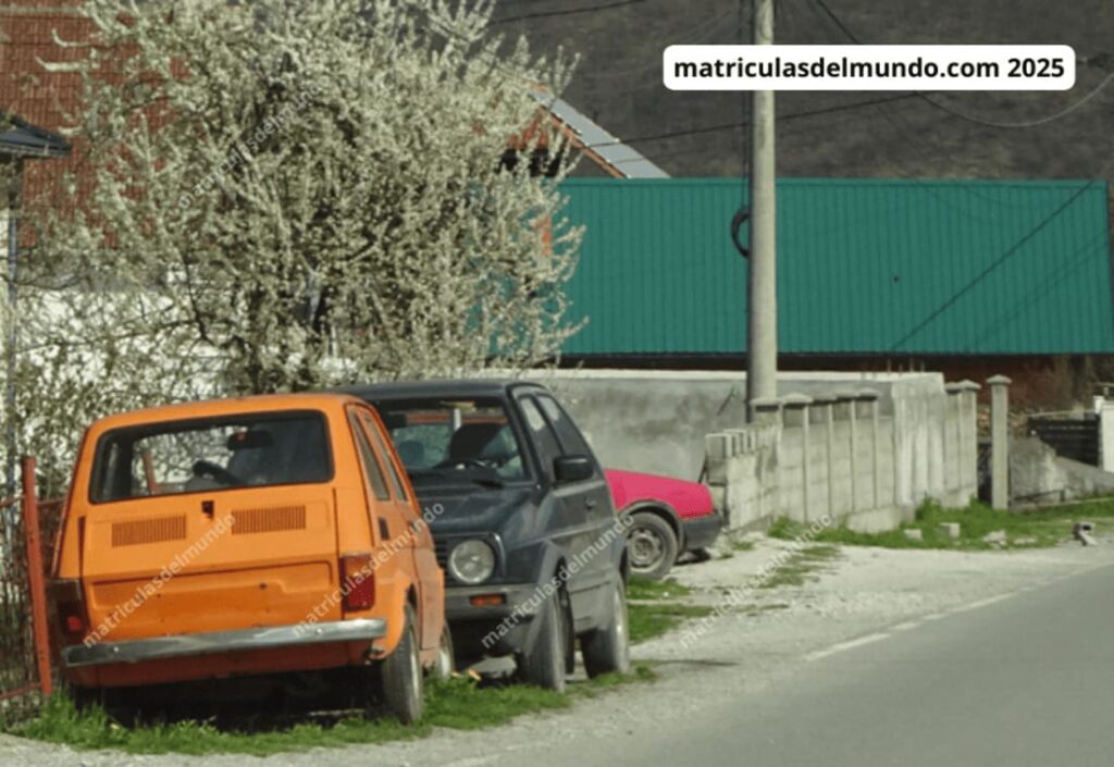 Fiat 126 antiguo sin matrícula visible en Montenegro – matrículas de coches en los Balcanes