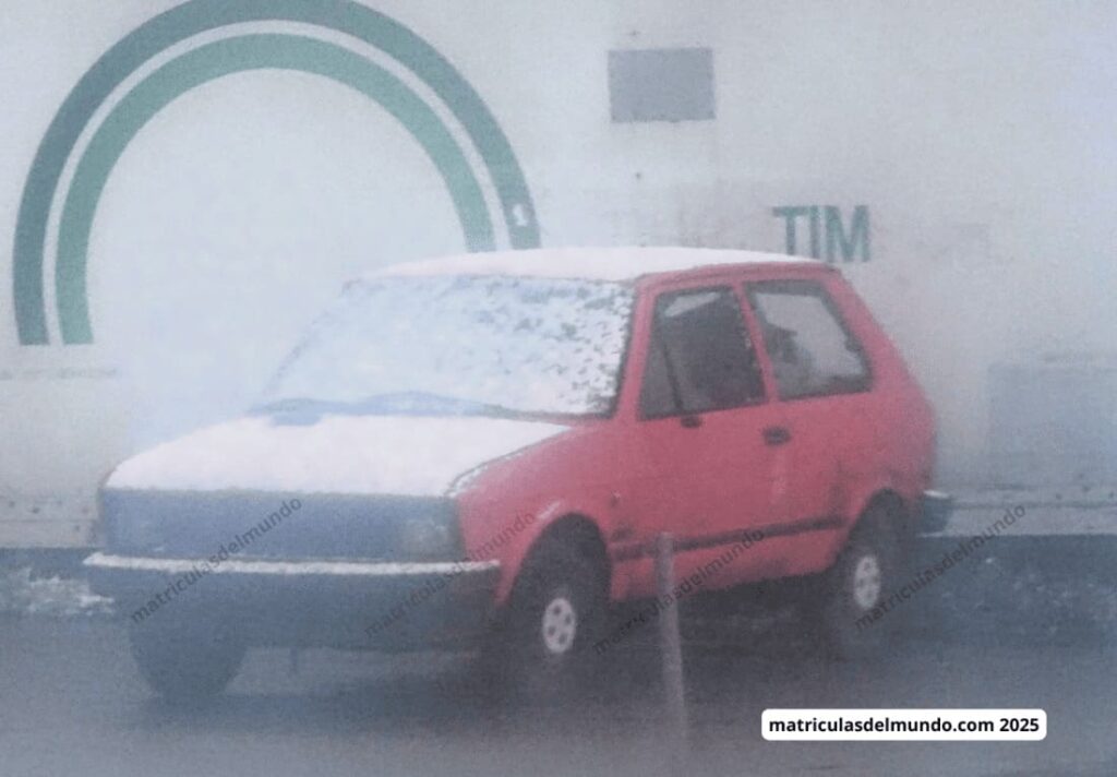 Yugo rojo antiguo sin matrícula en Serbia – matrículas de coches en los Balcanes