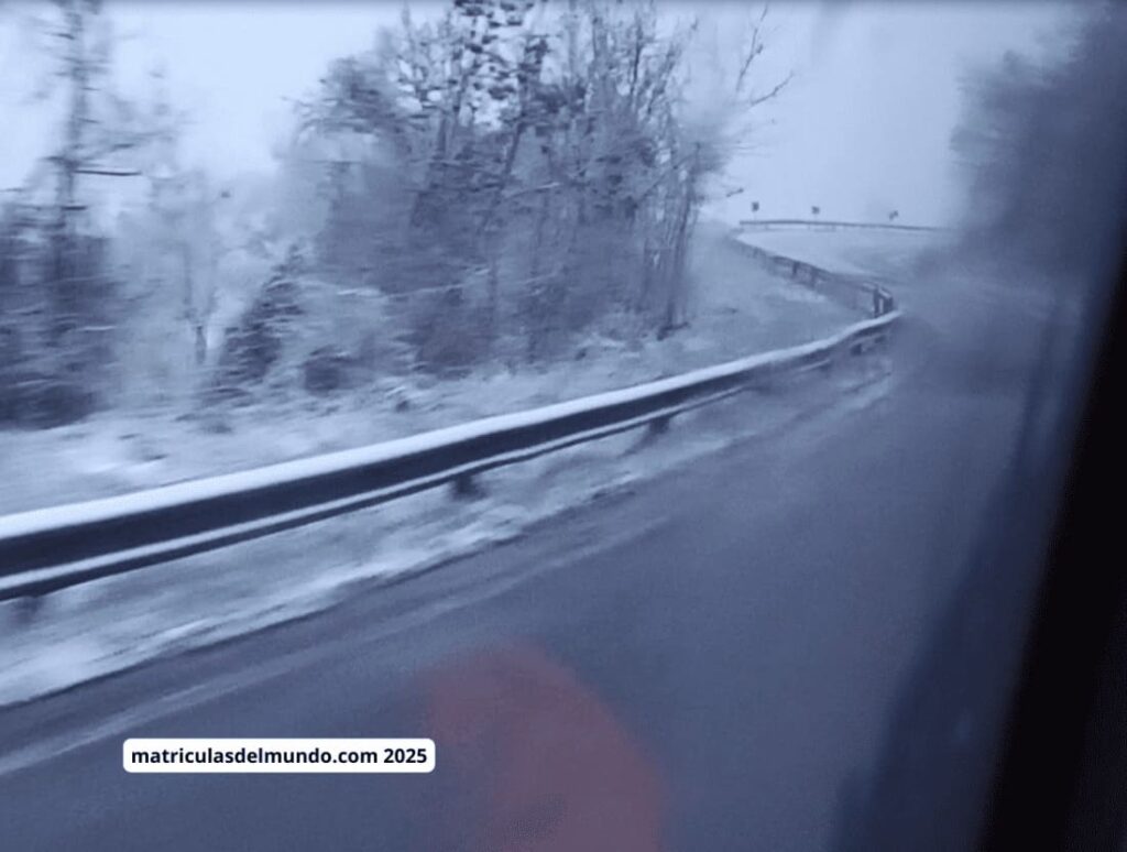 Carretera nevada y peligrosa en zona montañosa de Serbia – matrículas de coches en los Balcanes