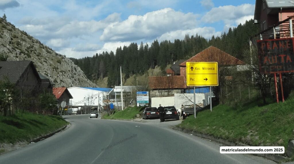 Cartel en Montenegro indicando ‘Kosovska Mitrovica’ – matrículas de coches en los Balcanes y fronteras con carga política